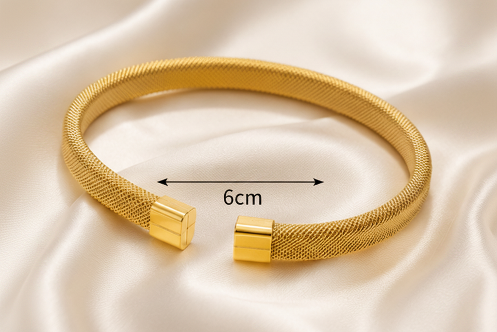 Open cuff bangle with 6cm arrows in gap